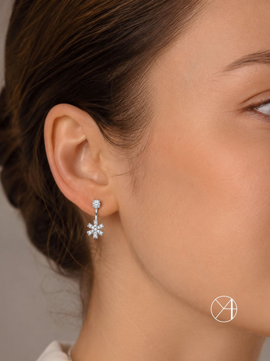 Schneeflocken-Ohrstecker aus Silber mit Zirkonia aus 925er Sterlingsilber – Oya Silver – Ansicht 2