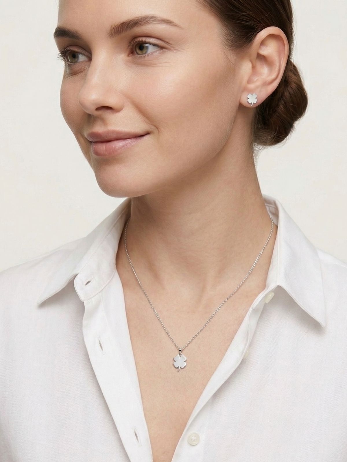 Minimalistisches Kleeblatt-Schmuckset aus Silber – Halskette & Ohrringe aus 925er Sterlingsilber – Oya Silver – Ansicht 2