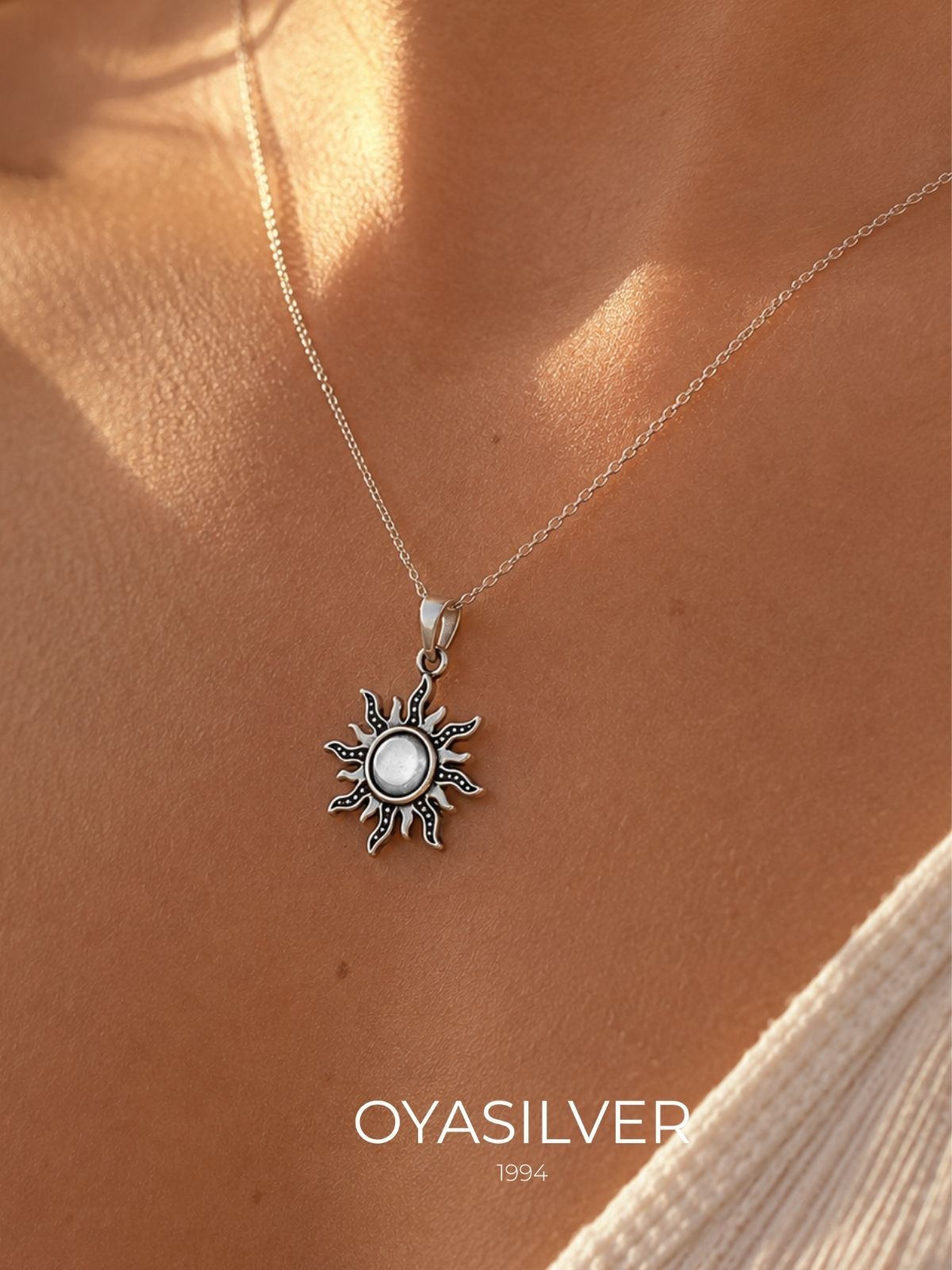 Oxidierte minimalistische Sonnen-Halskette aus Silber aus 925er Sterlingsilber – Oya Silver – Ansicht 2