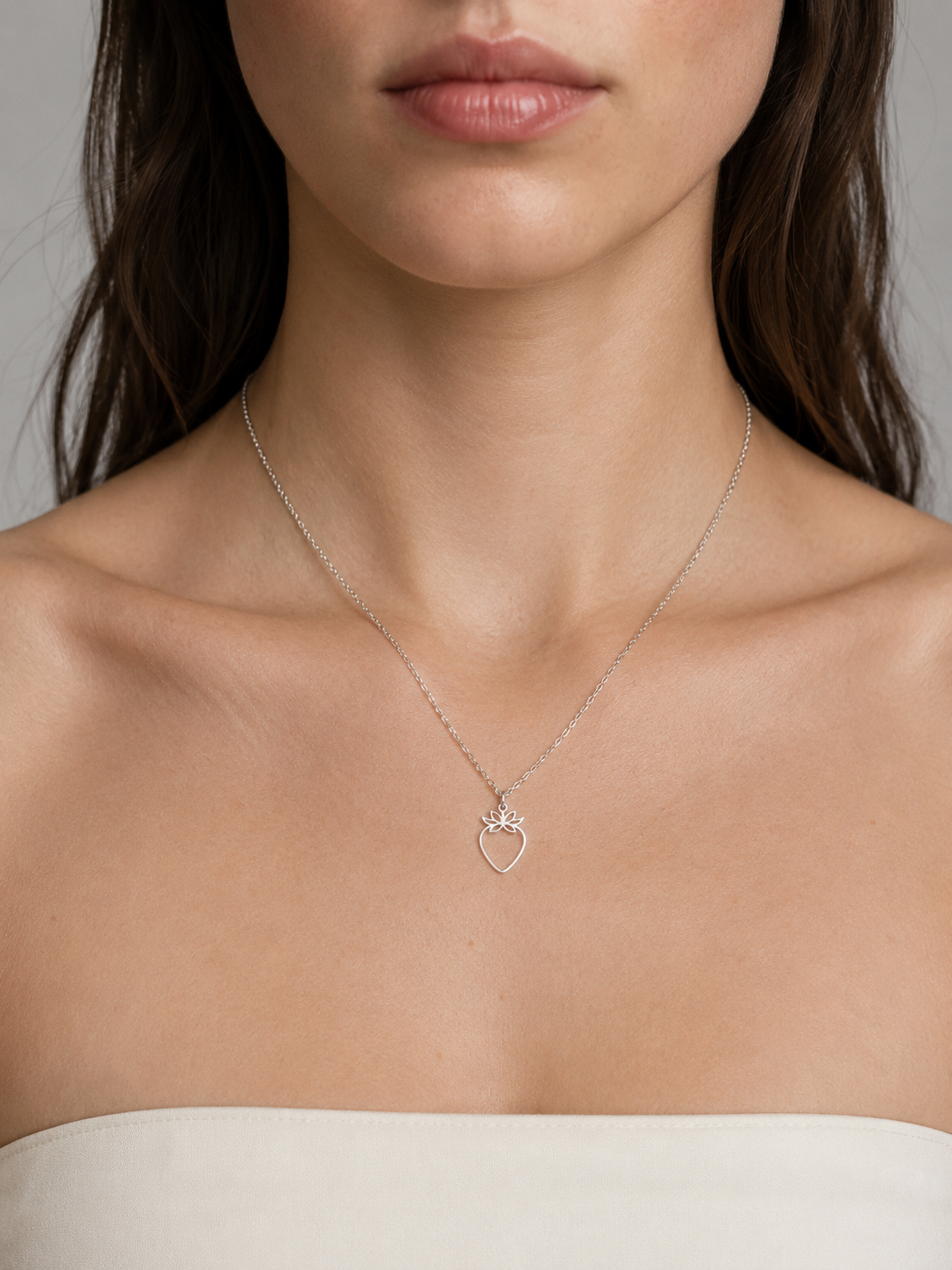 Minimalistische Erdbeer-Halskette aus Silber aus 925er Sterlingsilber – Oya Silver – Ansicht 5