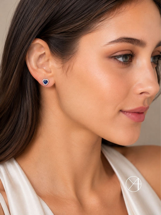 Silber-Herzohrstecker mit dunkelblauen Zirkonia aus 925er Sterlingsilber – Oya Silver – Ansicht 2