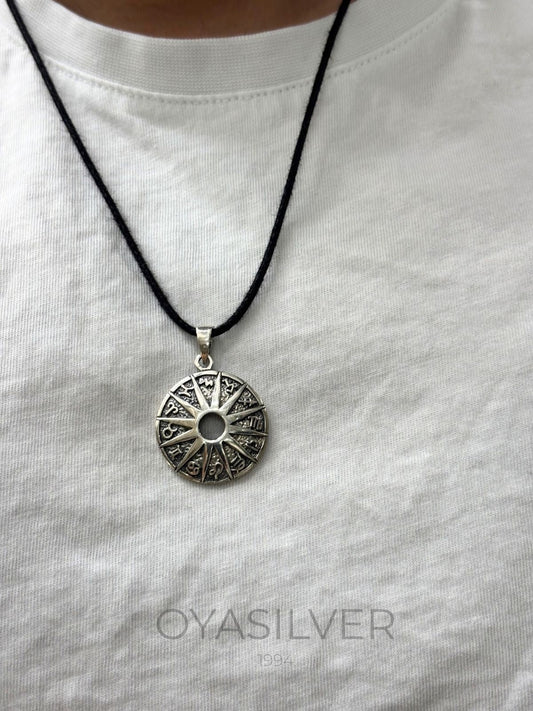 Gewölbtes Zodiak-Sonnen-Medaillon aus 925 Silber – Oya Silver – Ansicht 2