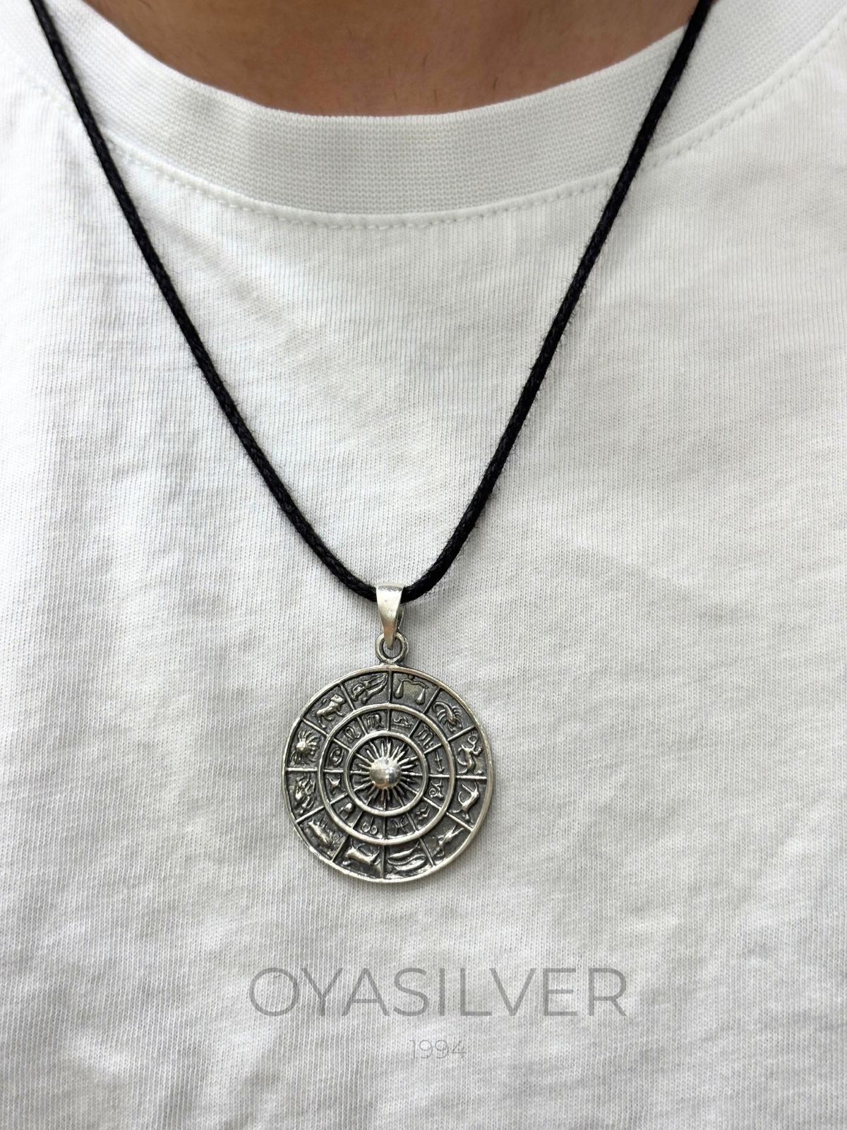 Großes Zodiak-Medaillon mit Sternzeichen aus 925 Silber – Oya Silver – Ansicht 4