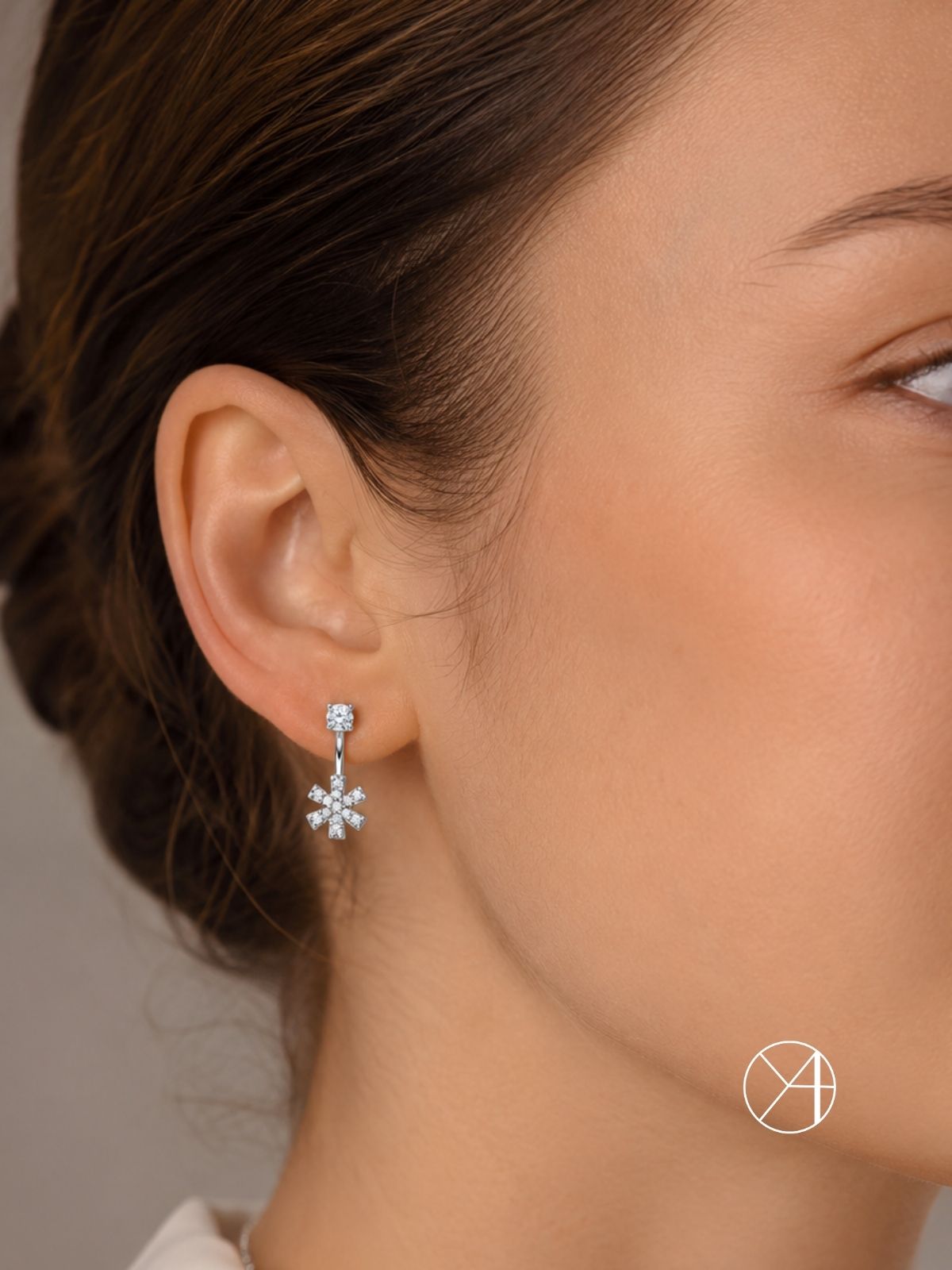 Schneeflocken-Ohrstecker aus Silber mit Zirkonia aus 925er Sterlingsilber – Oya Silver – Ansicht 2