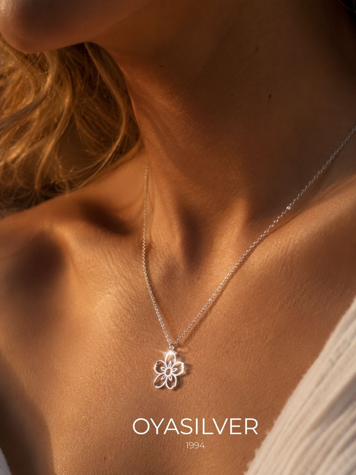Minimalistische Immergrün-Blumen-Halskette aus Silber aus 925er Sterlingsilber – Oya Silver – Ansicht 7