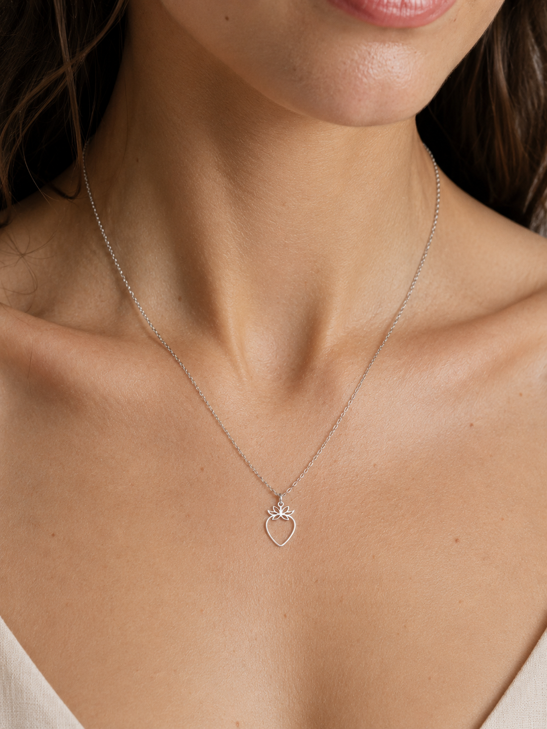 Minimalistische Erdbeer-Halskette aus Silber aus 925er Sterlingsilber – Oya Silver – Ansicht 6