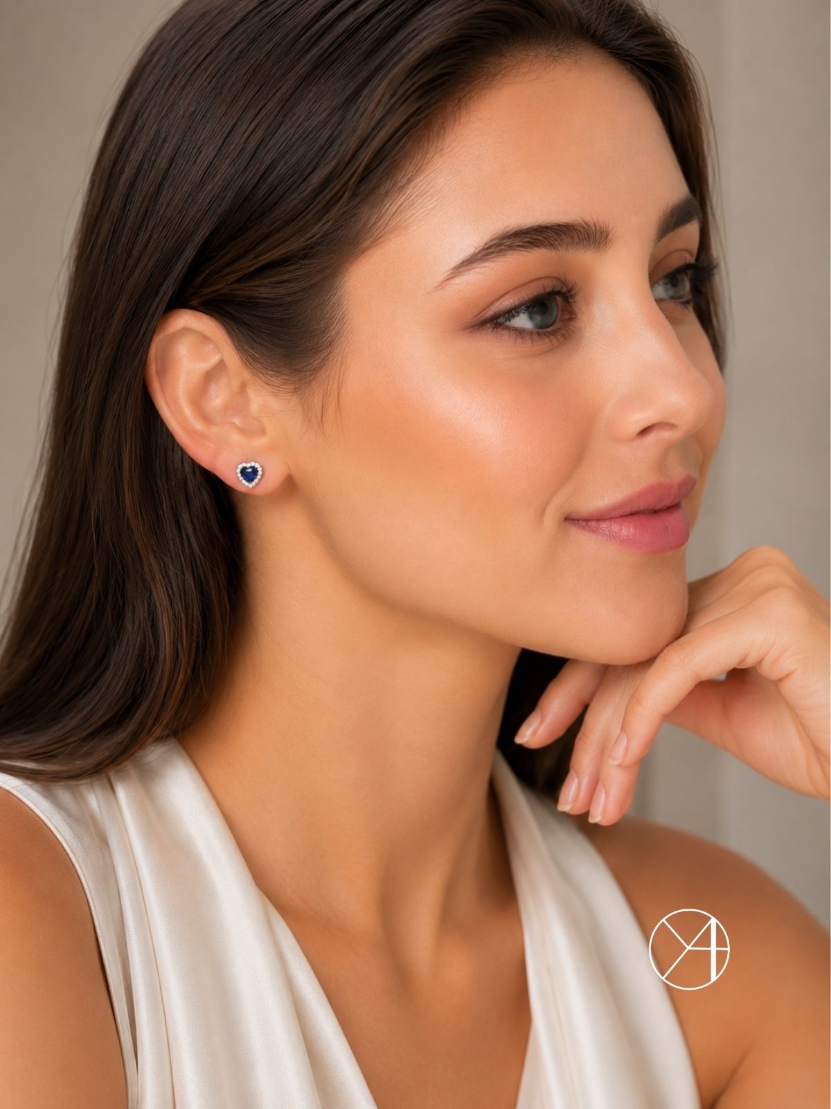 Silber-Herzohrstecker mit dunkelblauen Zirkonia aus 925er Sterlingsilber – Oya Silver – Ansicht 3