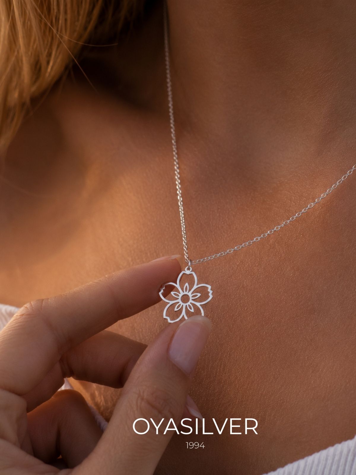 Minimalistische Immergrün-Blumen-Halskette aus 925 Silber – Ansicht 8 | Oya Silver