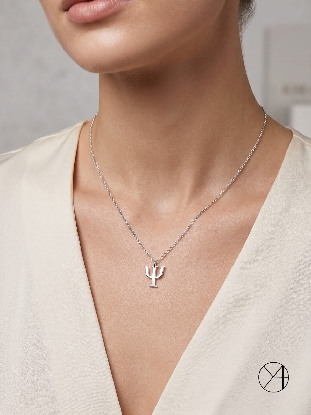 Minimalistische Psi-Halskette aus Silber aus 925er Sterlingsilber – Oya Silver – Ansicht 3