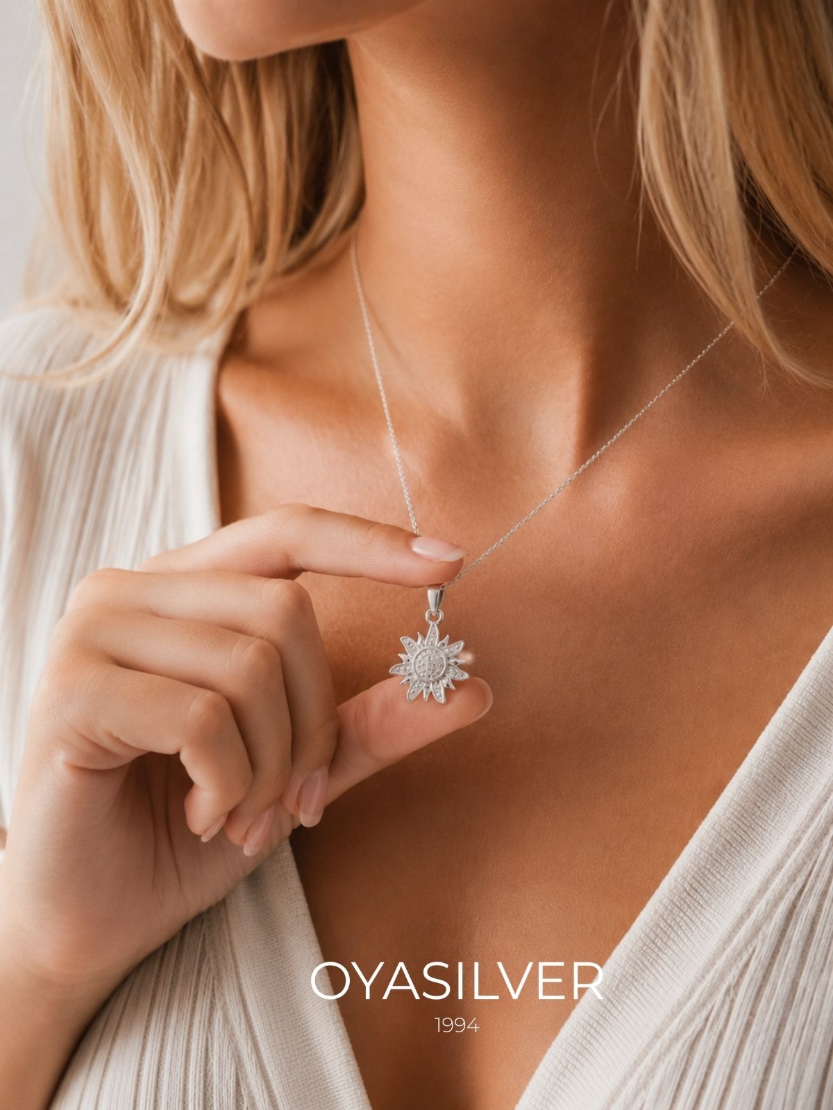 Minimalistische Sonnen-Halskette aus Silber ohne Steine aus 925er Sterlingsilber – Oya Silver – Ansicht 4