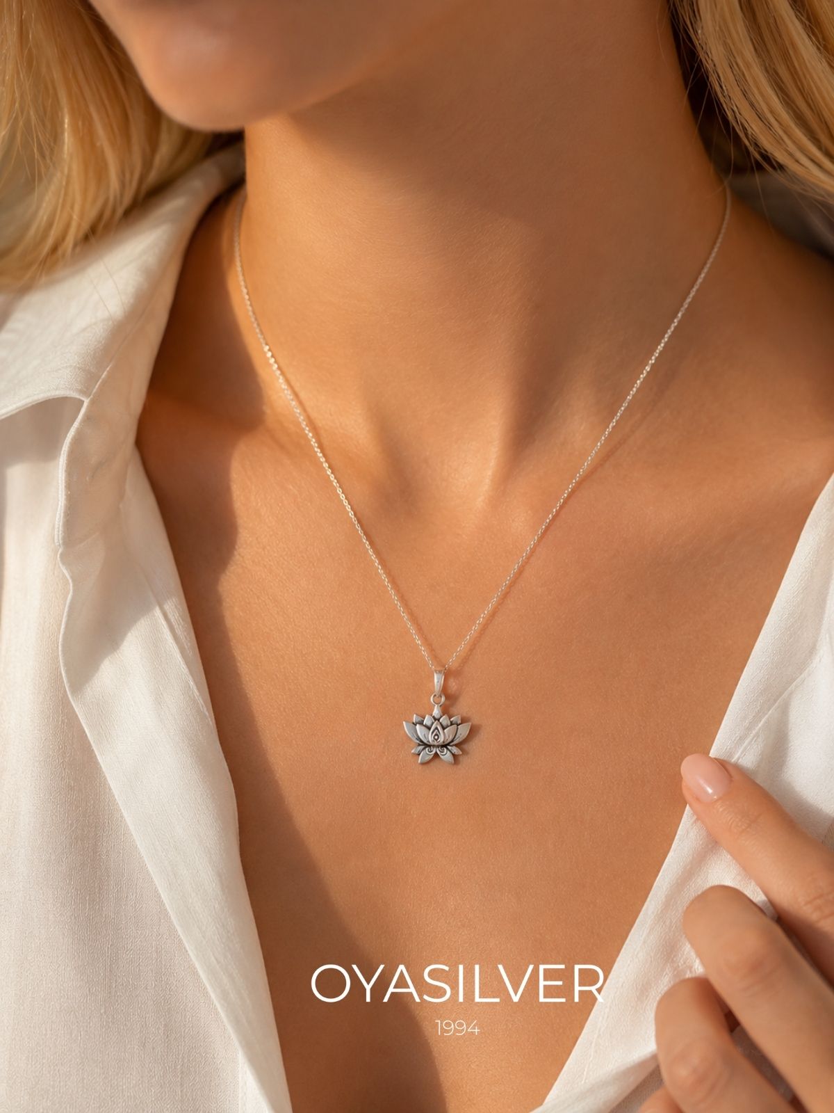 Oxidierte Lotusblumen-Halskette aus Silber aus 925er Sterlingsilber – Oya Silver – Ansicht 2