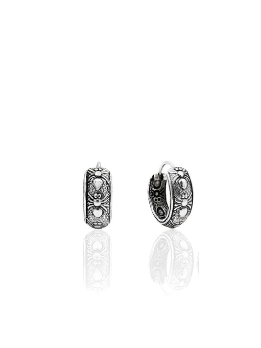 Minimalistische ethnische Silber-Creolen mit Spinnenmotiv aus 925er Sterlingsilber – Oya Silver – Ansicht 2