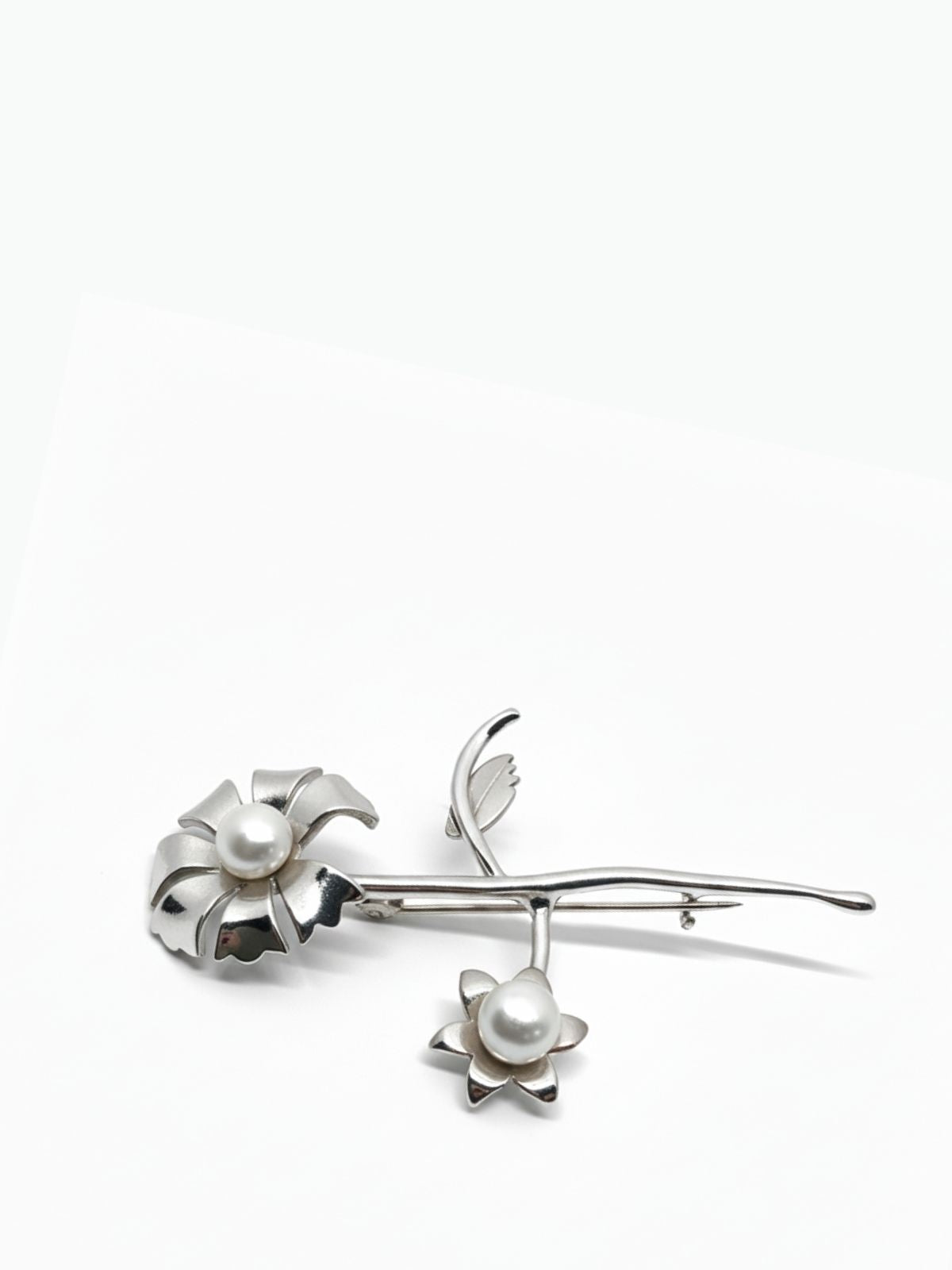 Blumenbrosche aus Silber mit Perlendetails 4 x 6,5 cm – Oya Silver