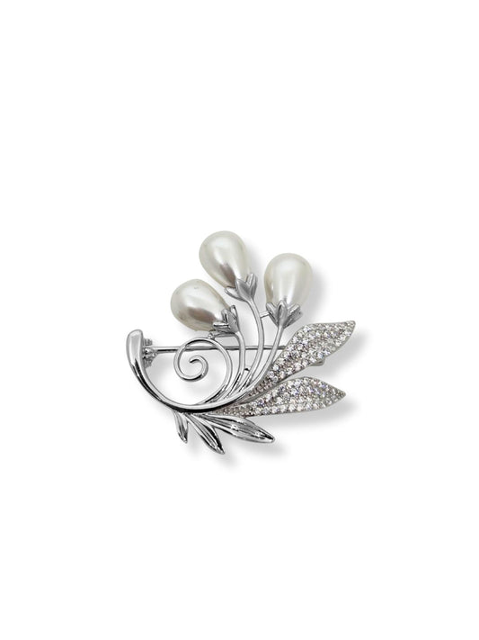 Blattbrosche aus Silber mit Perlenknospe 3,8 x 3,5 cm – Oya Silver