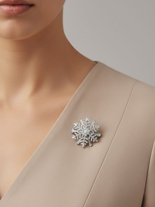 Schneeflocken-Brosche aus Silber mit weißen Baguette-Steinen 2,5 x 2,5 cm – Oya Silver – Ansicht 2