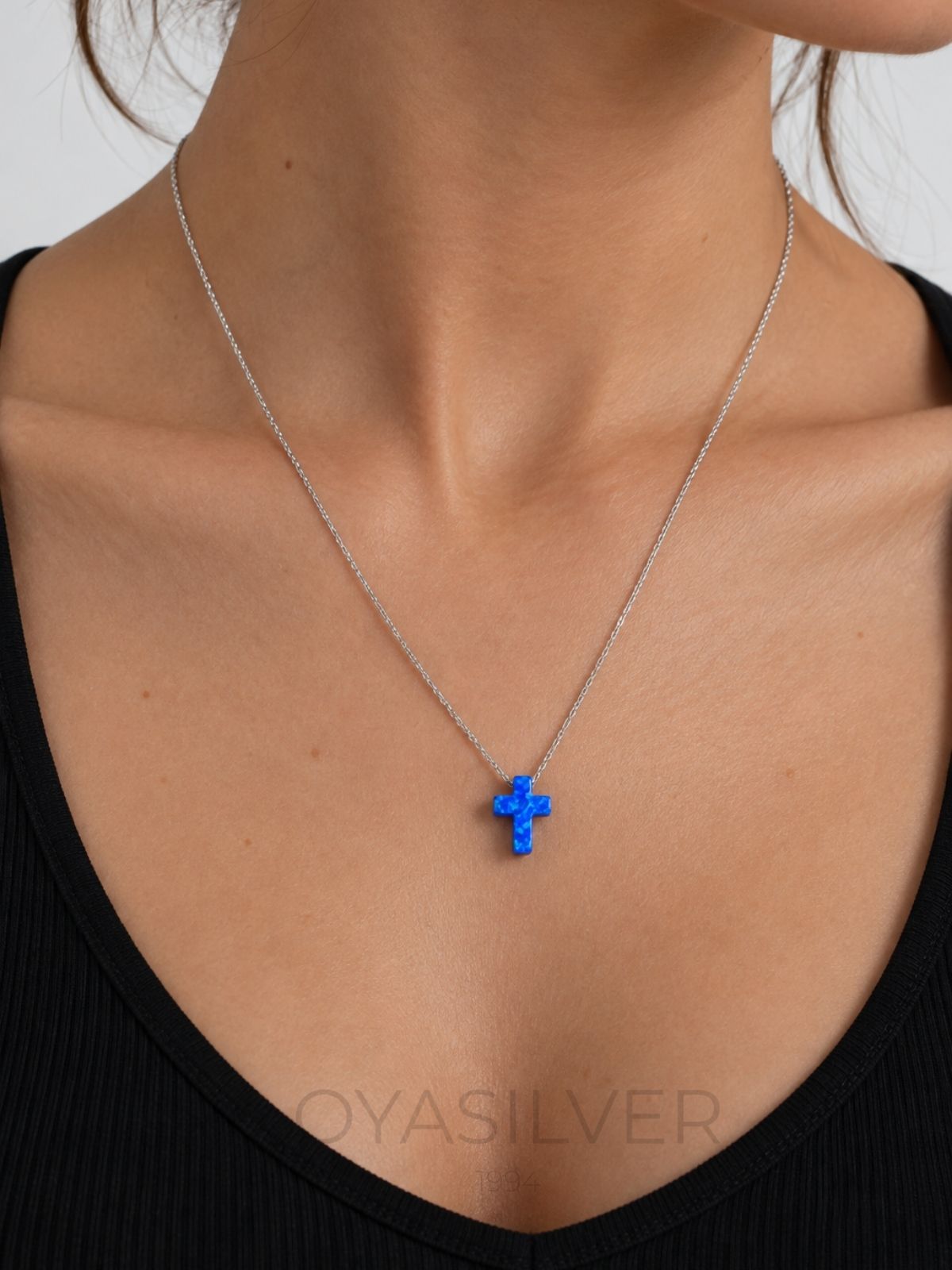 Kreuz-Halskette aus Silber mit dunkelblauem Opal – Oya Silver – Ansicht 2