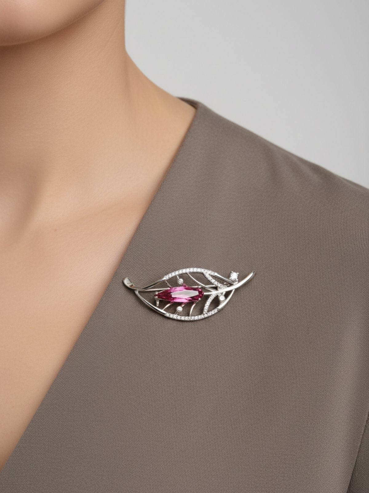 Blattbrosche aus Silber mit rosa Zirkonsteinen 4,9 x 1,7 cm – Oya Silver – Ansicht 2