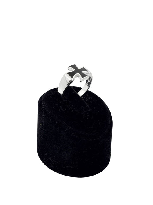 Herrenring aus Silber mit schwarzer Emaille und Kreuzmotiv – Oya Silver
